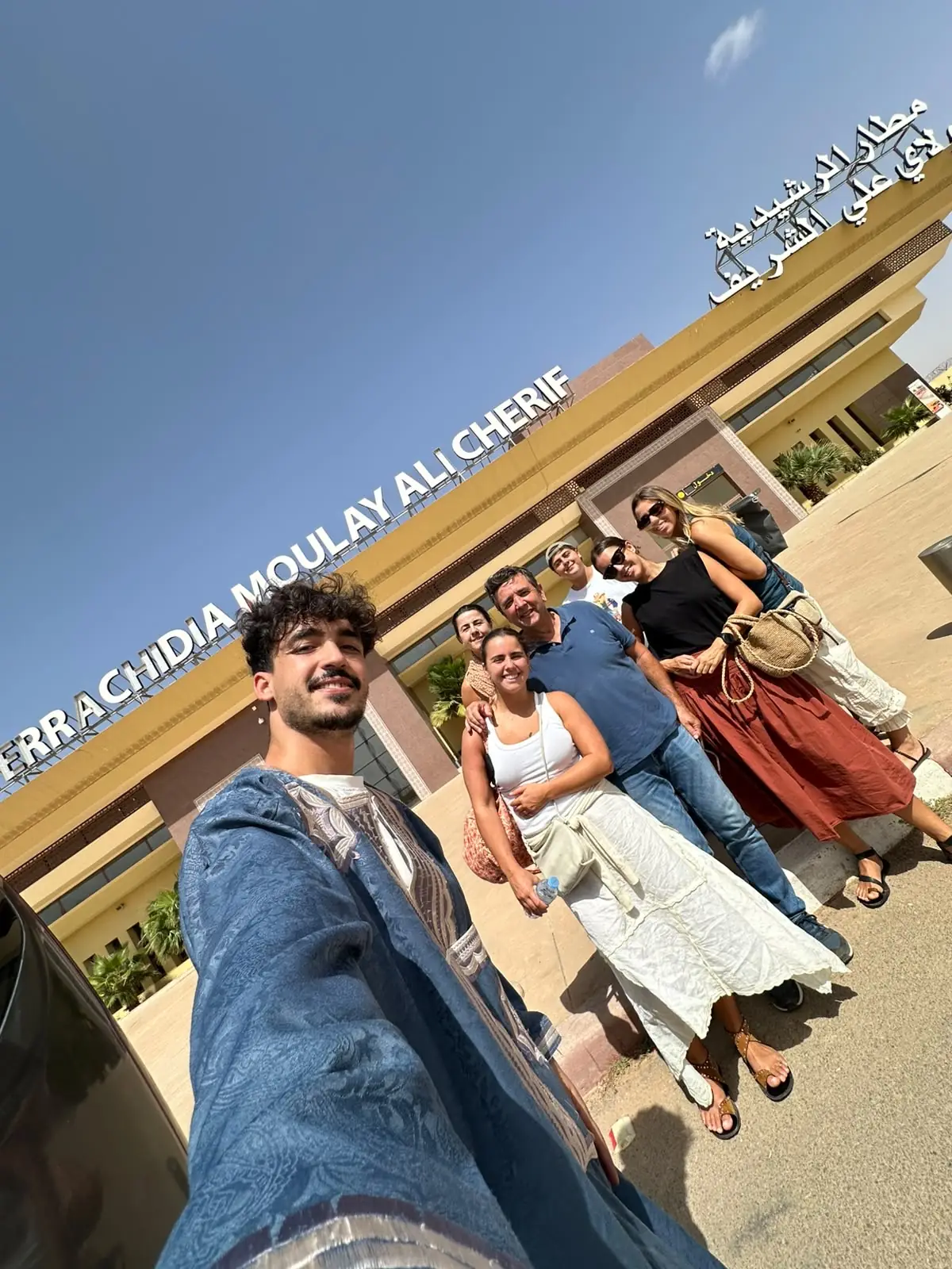 Eine Reisegruppe mit ihrem Guide von Agencia Marruecos Tours bei der Ankunft in Errachidia