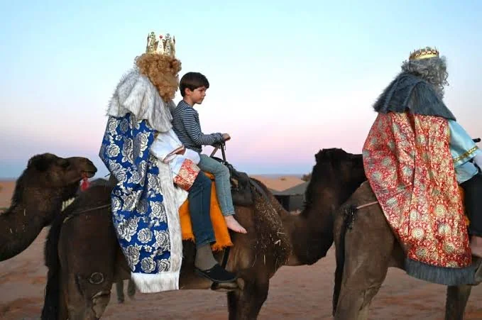 Los Reyes Magos a lomos de camello en el desierto de Merzouga