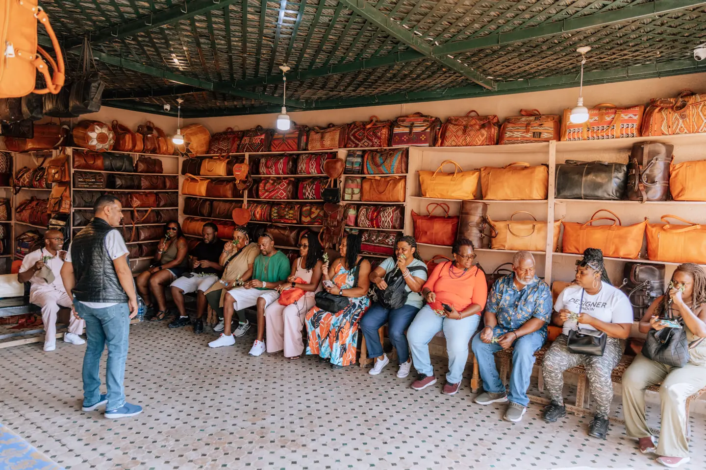 Visita a uma loja de artesanato em couro